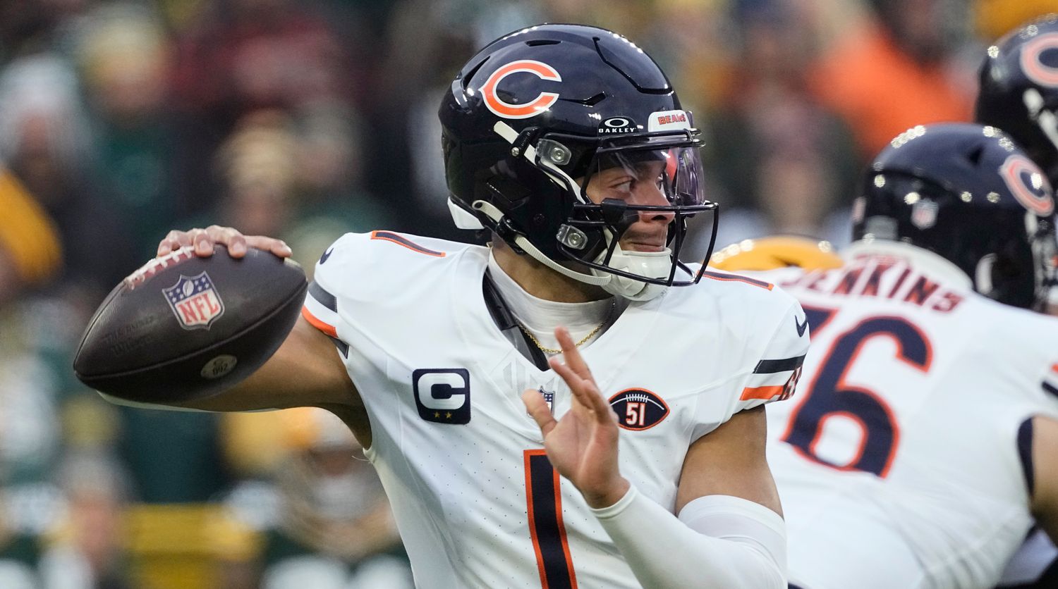 Bears quarterback Justin Fields passes the ball